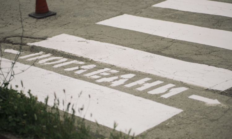 Шофьор блъсна две момичета на пешеходна пътека